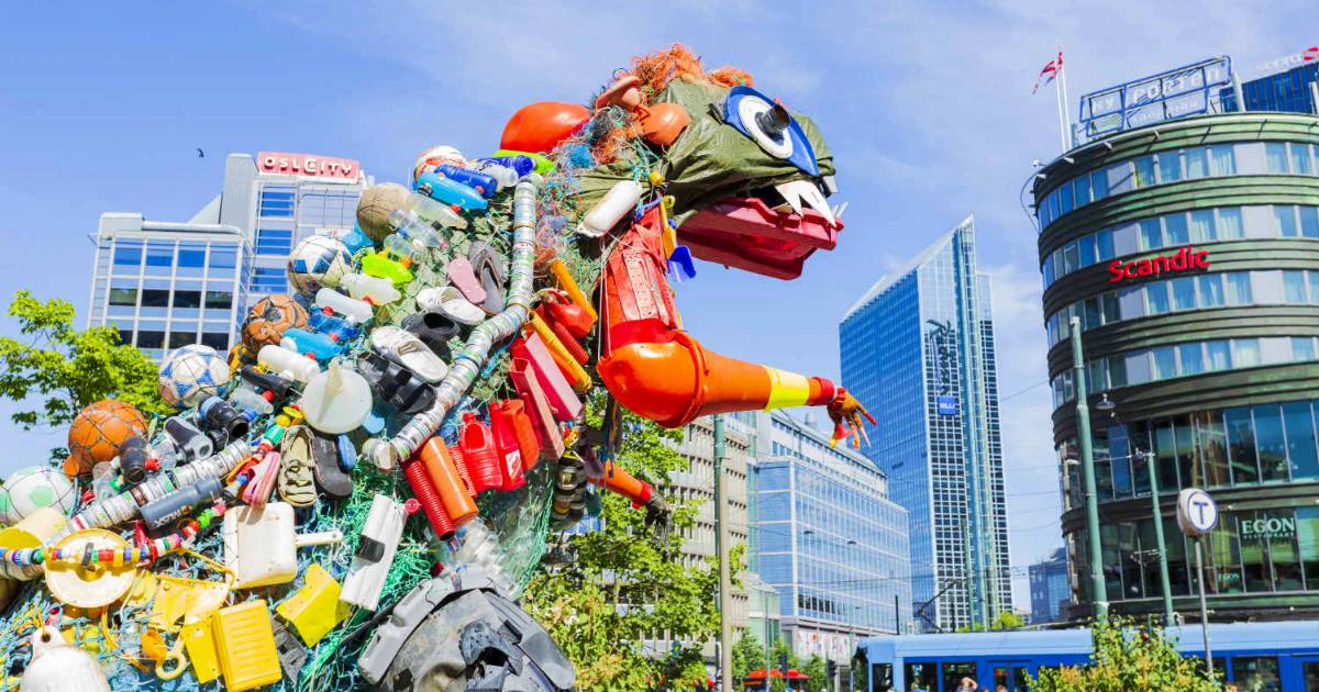 Plastozilla, escultura feita de resíduos plásticos